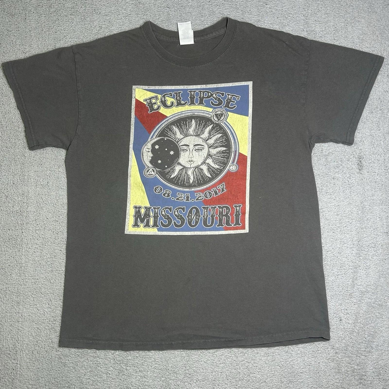 

Gildan Heavy Cotton T Shirt Men’s Medium Gray Eclipse 08.21.2017 Missouri 2XL
