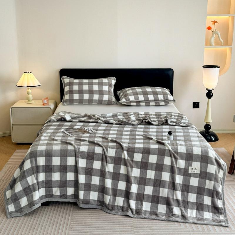 New Solid Color Flannel Blanket Blanket Casual Nap Office Comfortable and Warm Solid Color Milk Blanket