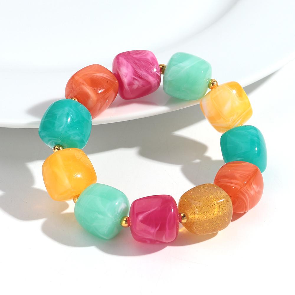 Neues mehrfarbiges geometrisches Acryl-Perlenarmband für Damen Trendiges unregelmäßiges quadratisches Harz-Elastikarmband Handgemachter Schmuck Geschenk