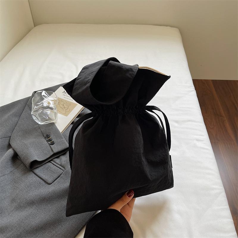 Lässige tragbare Handtasche aus Nylon für Damen, schlichte und leichte Handgelenktasche, Nischenmode, Kordelzug-Beuteltasche, Trend
