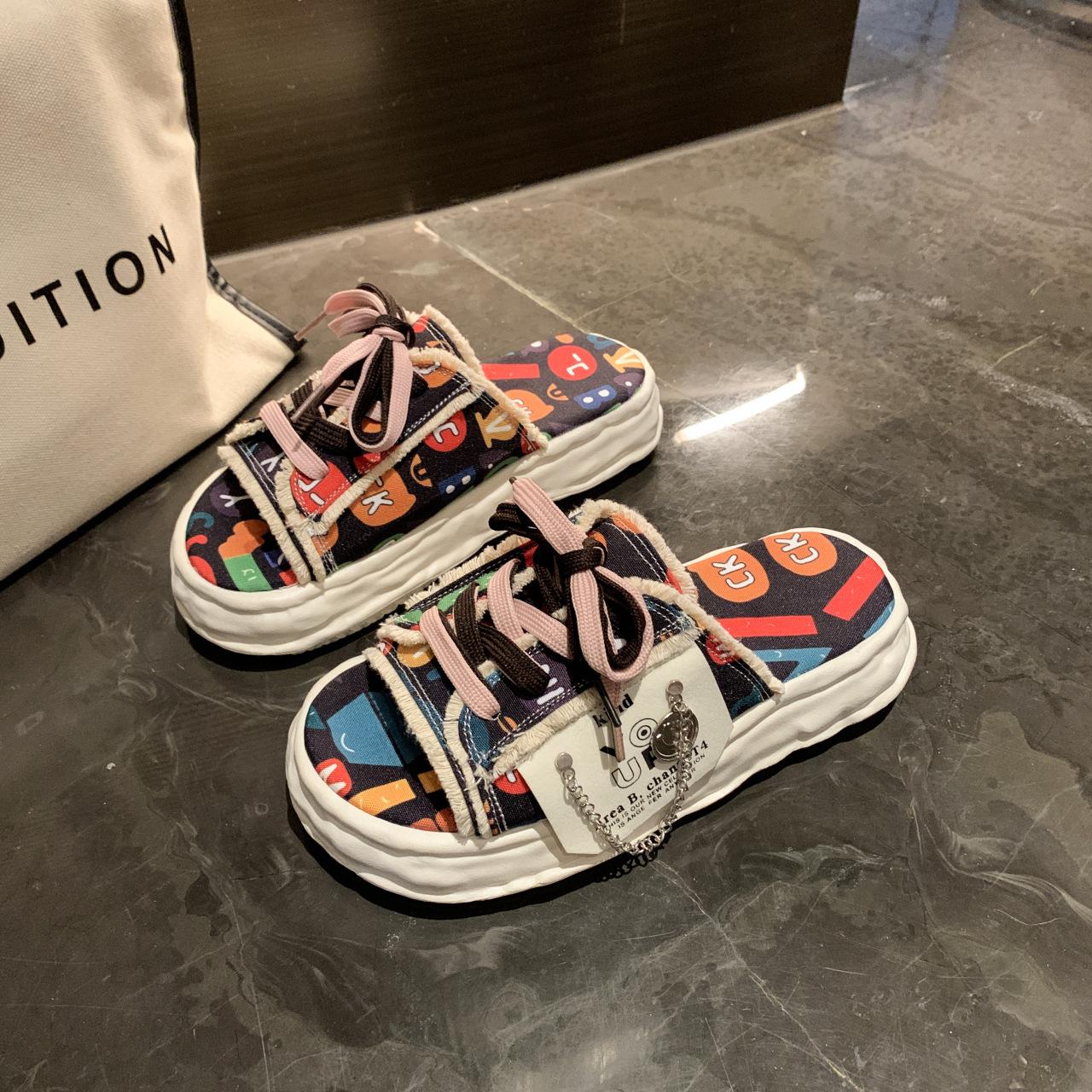 

Модные повседневные тапочки с граффити женские 2024 года, новые, растворенные, с толстой подошвой, универсальные, увеличивающие рост, супер огонь, одно слово, перетаскивание прилива 35 чёрный