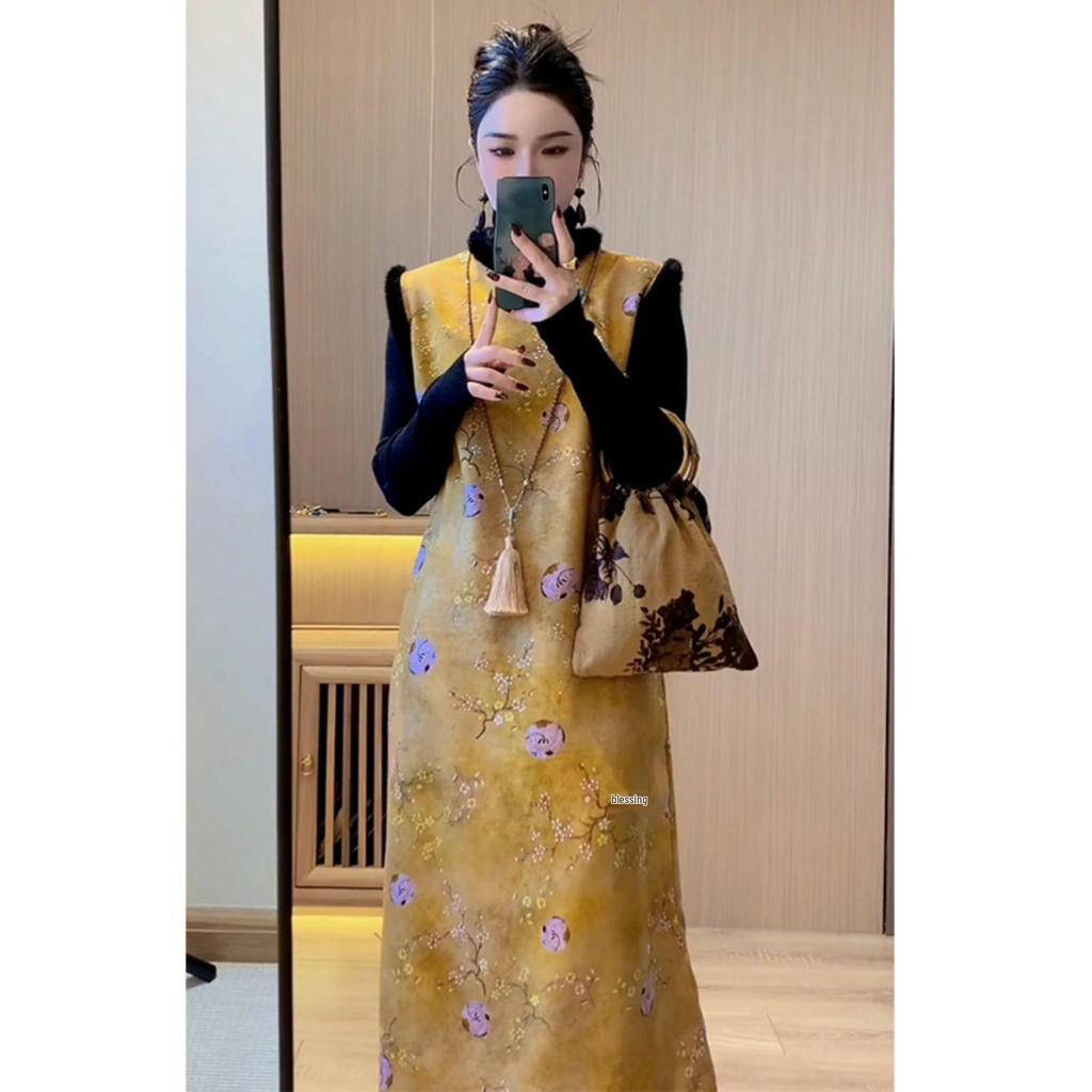 Elegant Sleeveless Qipao Dress: High-End, Fleece-Lined, Yellow Fur Collar in New Chinese Style