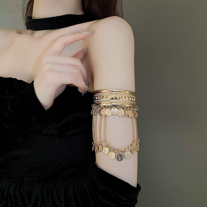Metall-Quasten-Armband Neues offenes Bauchtanz-Armband für Damen Federkette Boho Hand Schmuck Stilvolles exotisches Knöchelband Zubehör