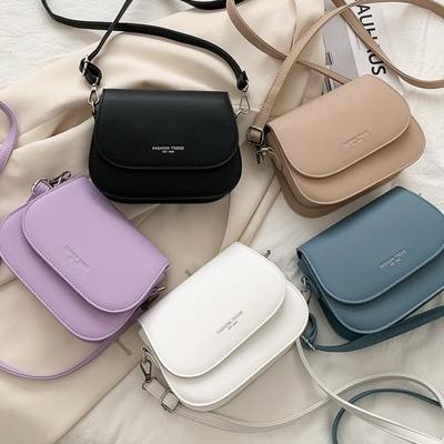 Dámská crossbody taška 2024: Trendy Kovová Horká Ražba, Jednoduchý Niche Design, PU Taška přes Jedno Rameno.