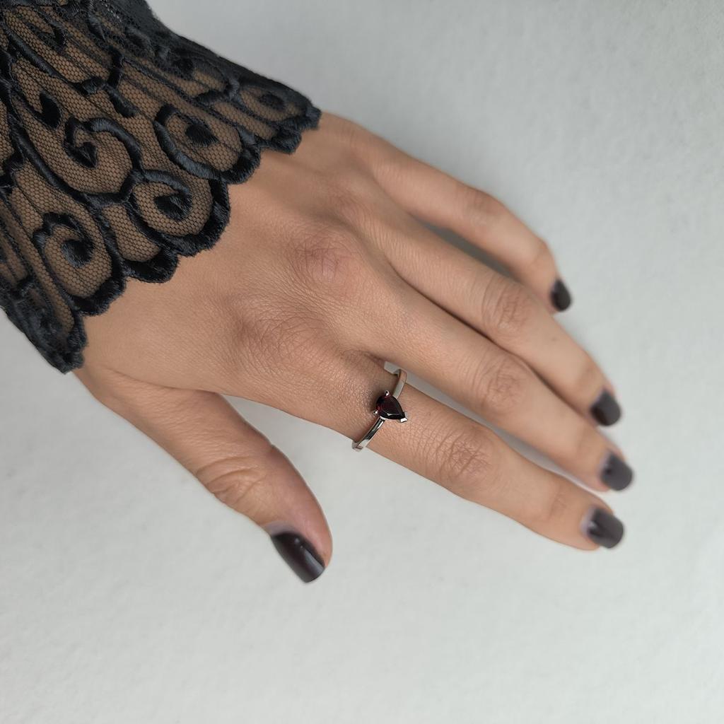 Серебряное кольцо с натуральным гранатом, вес изделия 2,17 гр (2194613)