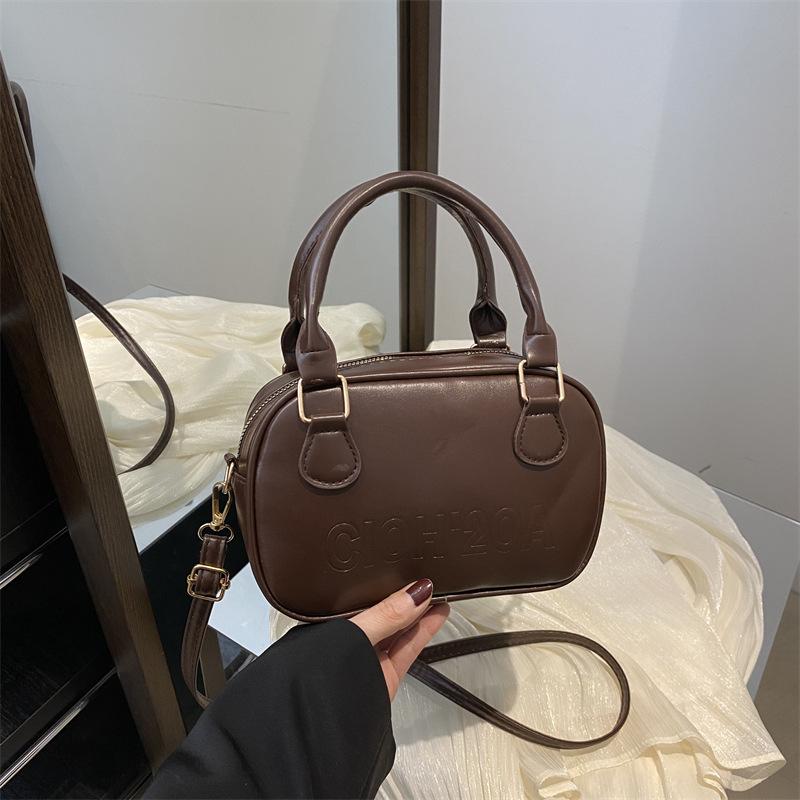 

Premium sense retro small bag women s 2025 new spring versatile messenger bag fashion super hot portable bowling bag