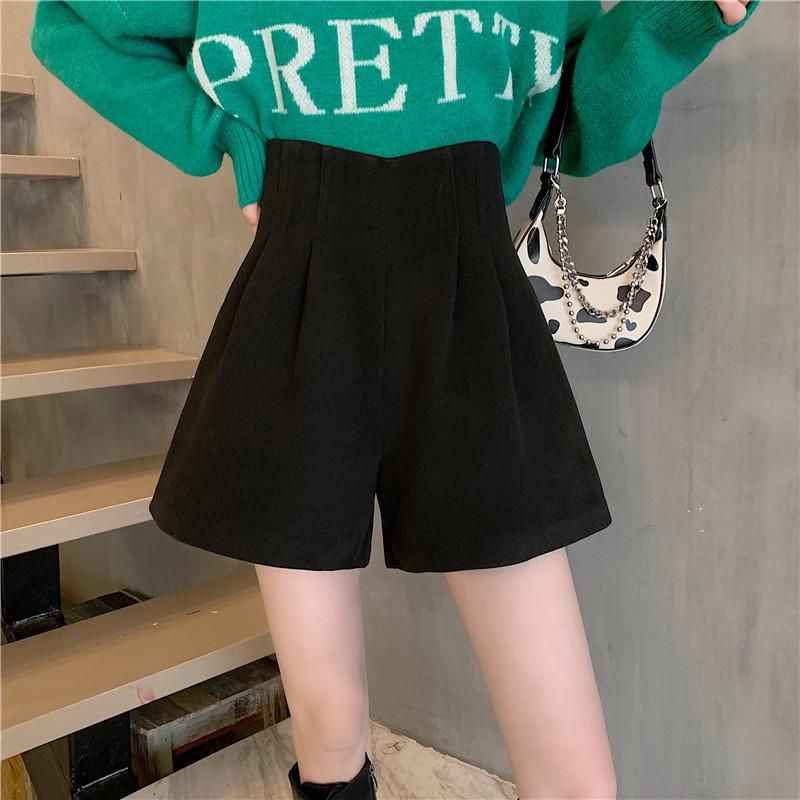 2024 New Plus Size A-Line Wide-Leg Wool Shorts: High-Waist Slimming Casual Pants for Early Autumn.
