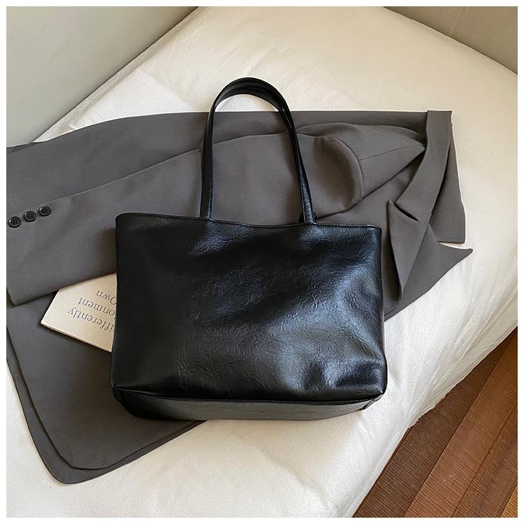 Casual retro tote bag women's 2025 new large-capacity fashion shoulder bag premium commuter armpit bag