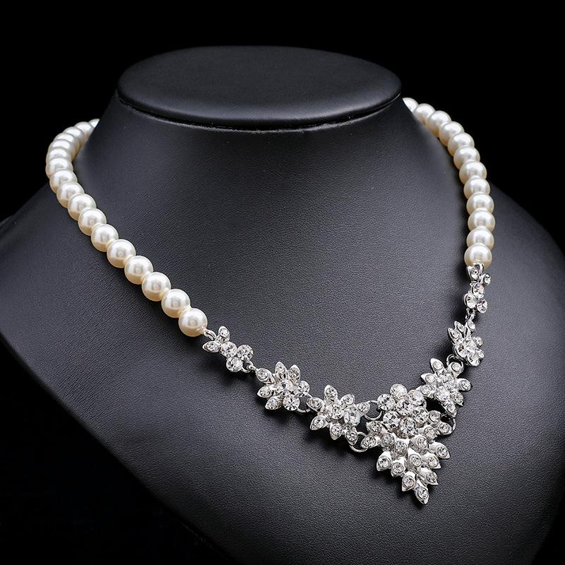 2026 New European and American Pearl Necklace Earrings Two-piece Set Bridal Light Luxury Niche High-end Design Sense