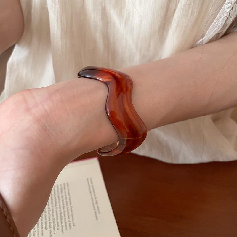 Luxuriöses europäisches & amerikanisches geometrisches offenes Acryl-Armreif-Armband