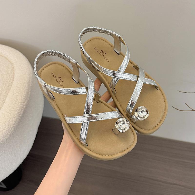 

Going out toe sandals women 2025 summer new fashion simple wind shoes seaside vacation casual beach shoes 35 серебряный