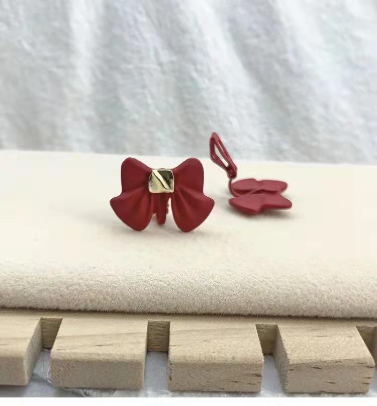 

2024 Новый Стиль Серебряные Серьги-Пуссеты: Модный и трендовый дизайн с красным бантом для женщин