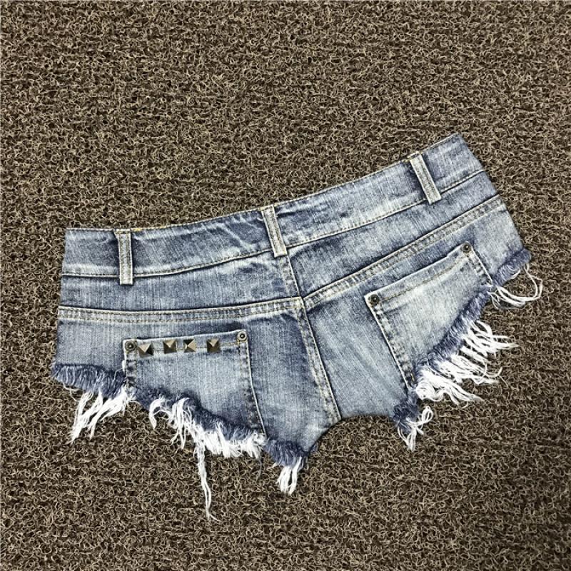 Shorts en jean délavé couleur vintage bord brut rivets usés taille très basse sexy pour boîte de nuit coupe ajustée pour femme