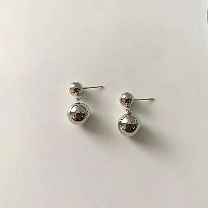 Ohrringe mit kalten Stil Metall-Doppelkugeln, Nischen-High-End-Kugelohrringe, Damen Einfache und vielseitige Design-Ohrringe