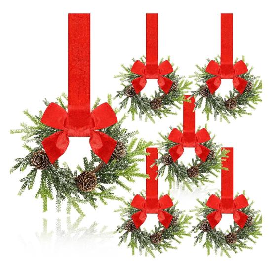 Mini vánoční věnec s červenou sametovou mašlí Dekorace na dvířka skříňky pro kuchyňské okno Selský dům Vchodové dveře Zeď Krb Bobulová girlanda