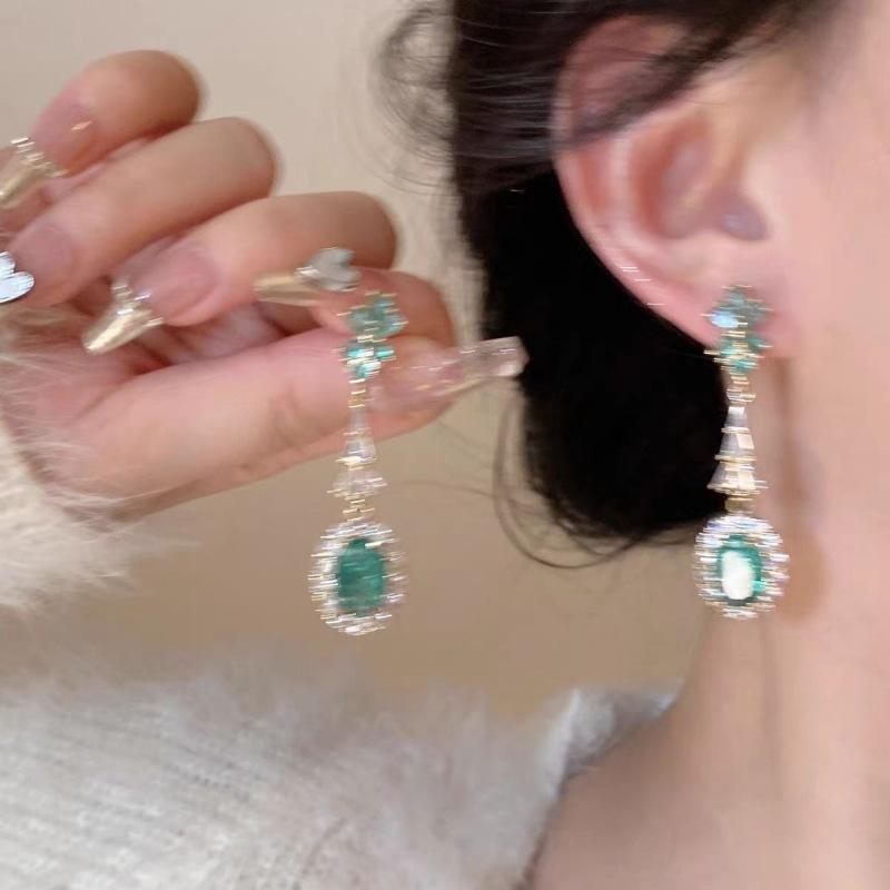 Summer Green Flower Fashionable and Elegant Earrings Temperament Versatile Sweet Stud Earrings Atmospheric Fresh Earrings
