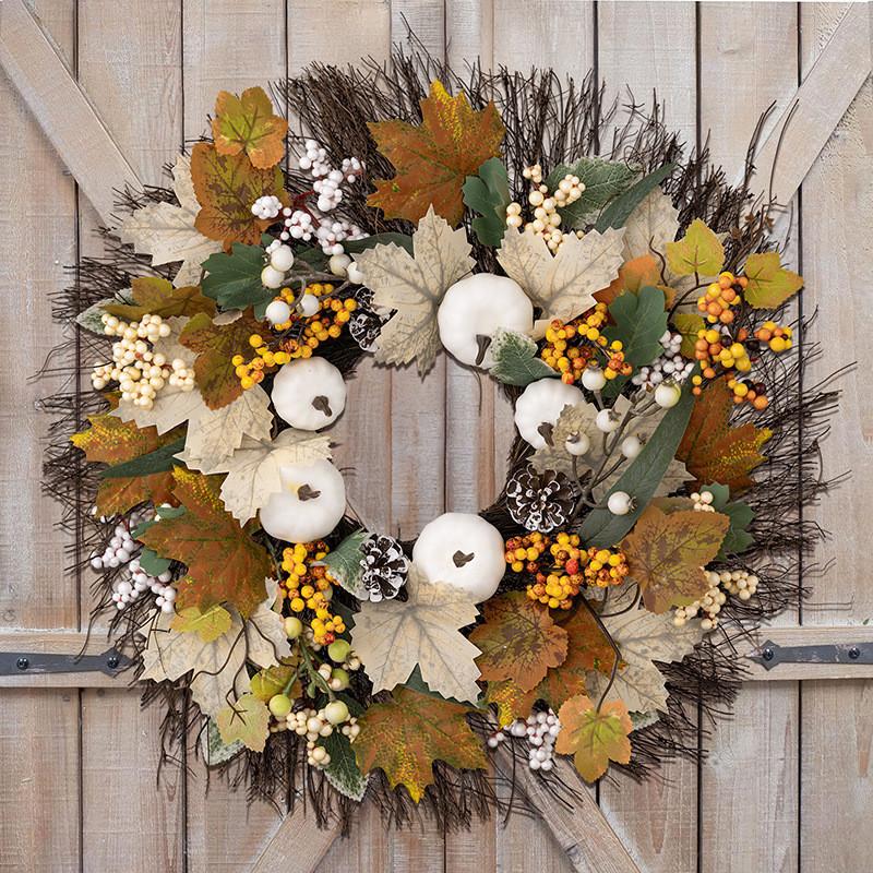 Herbstlich inspirierte Herbstdeko Erntedankkranz mit weißem Kürbis und Ahornblättern