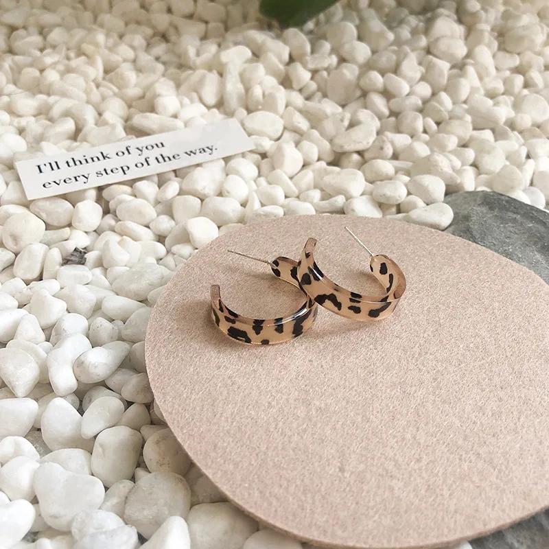 Trendige Acryl-Creolen mit Leopardenmuster für Damen und Mädchen im Retro-Stil: Elegante Ohrstecker in C-Form mit Twist-Design – Modeschmuck-Accessoires