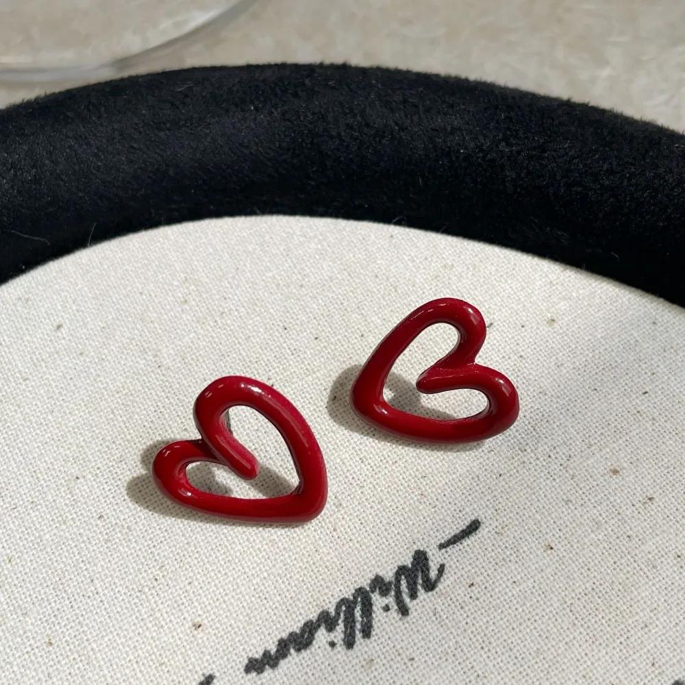 Temperament Trendy Hollow Love Heart Red Enamel Stud Earrings for Women Girls Retro Charm Korea Fashion Jewelry Y2K Accessories