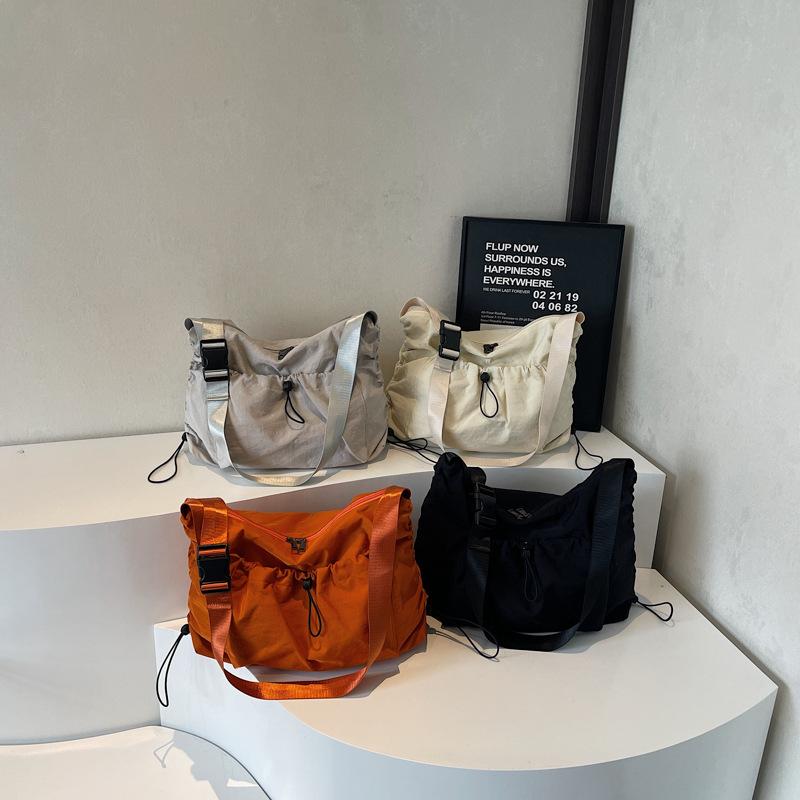 Lightweight messenger bag women's fashion large-capacity dumpling bag drawstring versatile shoulder bag college student class bag