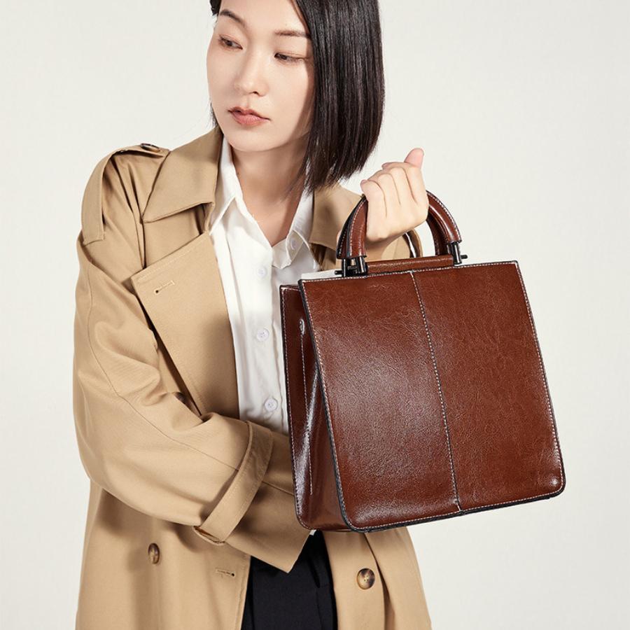 Genuine Leather Tote Bag for Women Large Capacity Oil Wax Cowhide Shoulder Handbag Vintage Commuter Work Purse with Zipper Closure