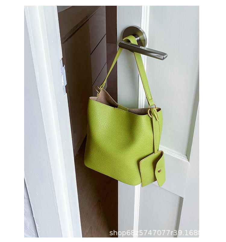 Retro Bucket Bag Women's 2025 New Fashion Lychee Pattern Large Capacity Commuting Shoulder Bag Fashionable Literary and Artistic Child and Mother Bag