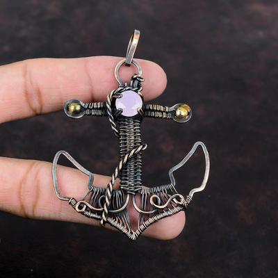 Facettierter Anhänger aus rosa Chalcedon, mit Kupferdraht umwickelt, Anhänger im Ankerdesign, Edelstein, Kupferschmuck, Geschenk für ihn, handgefertigter Anhänger
