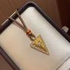 Antike Goldhandwerkskunst Geprägtes Dreieck Volldiamant Exquisites Halsketten-Schmuckstück Ethnischer Stil Glänzender Drachenanhänger Bankettschmuck