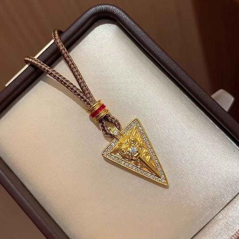 Antike Goldhandwerkskunst Geprägtes Dreieck Volldiamant Exquisites Halsketten-Schmuckstück Ethnischer Stil Glänzender Drachenanhänger Bankettschmuck