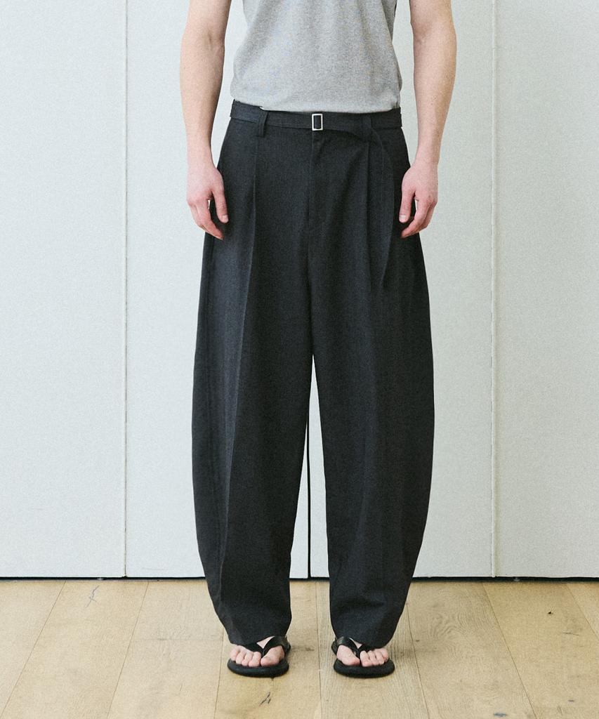 Beleudeunua Pleated Wool Belt Curve Slacks (Charcoal)