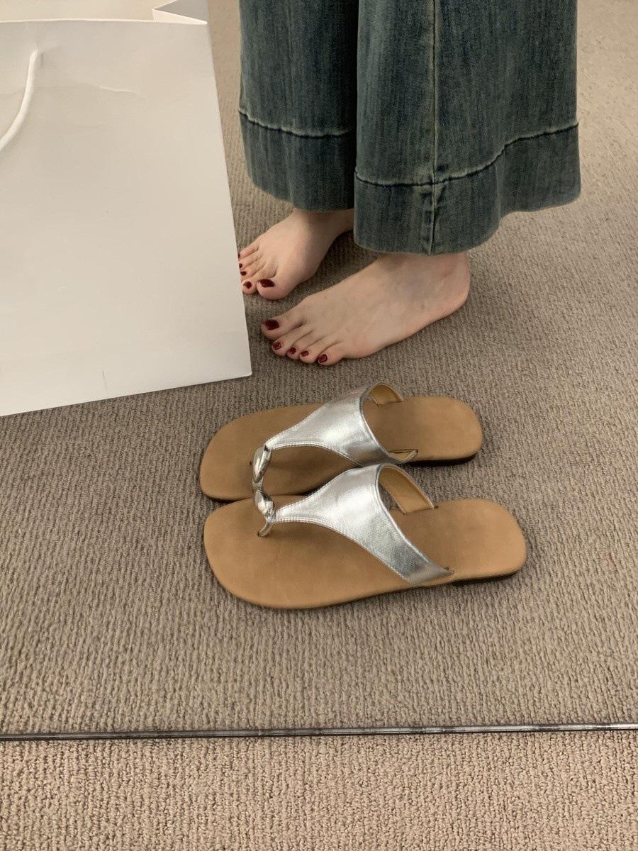 

Корейский дизайнерский набор женских летних шлепанцев с плоской подошвой, не вызывающих усталость, повседневные шлепанцы с перемычкой для пальца, пляжные сандалии 40 серебряный