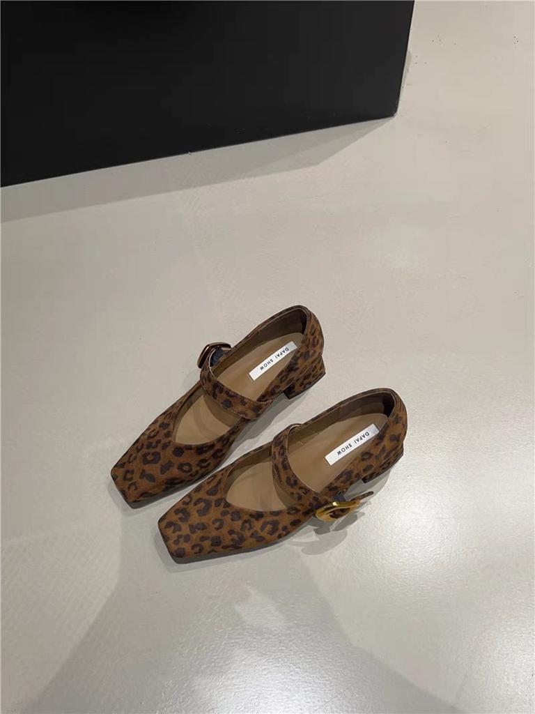 Mary Jane Schuhe eckiger Kopf Einzelschuhe Damen neu retro dicker Absatz 2025 ein Wort Leopardenmuster Samt Schnalle Frühling und Herbst Wildleder Gürtel