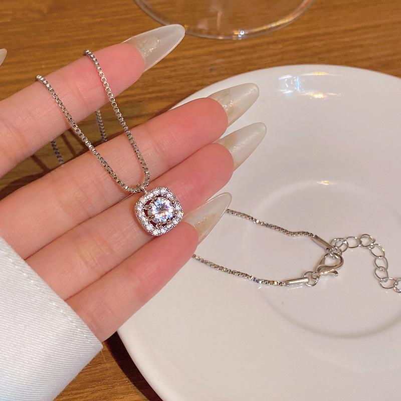 High-end Super Flash Zircon Titanium Steel Necklace Women's Versatile Niche Temperament Silver Collarbone Chain Internet Celebrity New Accessories