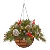 Grenzüberschreitender Weihnachtskranz aus Tannenzapfen und Beeren als Türschmuck