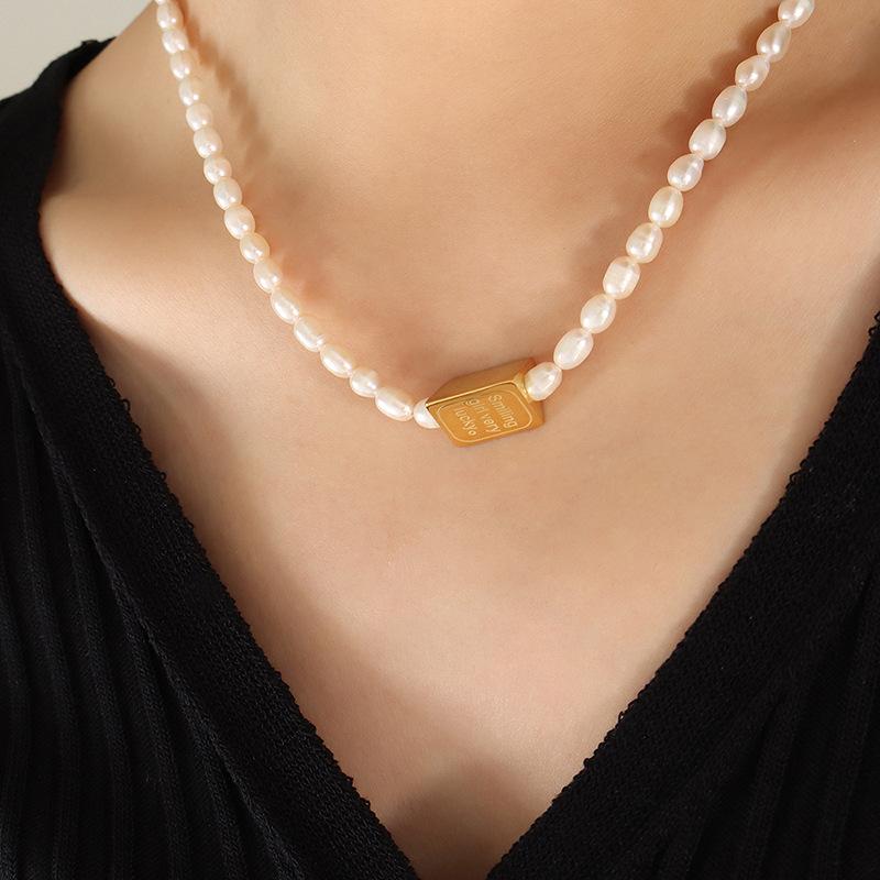 

Персонализированный дизайн Sense Temperament Трехмерная гравировка треугольника Улыбающееся лицо Сращивание пресноводного жемчуга Ожерелье