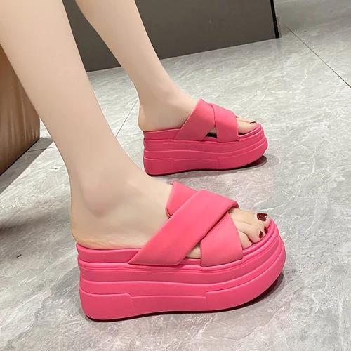 

Шлепанцы на высокой платформе для женщин с открытым носком, кожаные танкетки, массивные сандалии, новинка 2025, летние шлепанцы на толстой подошве для женщин, пляжные шлепанцы 9 см 39 розовый