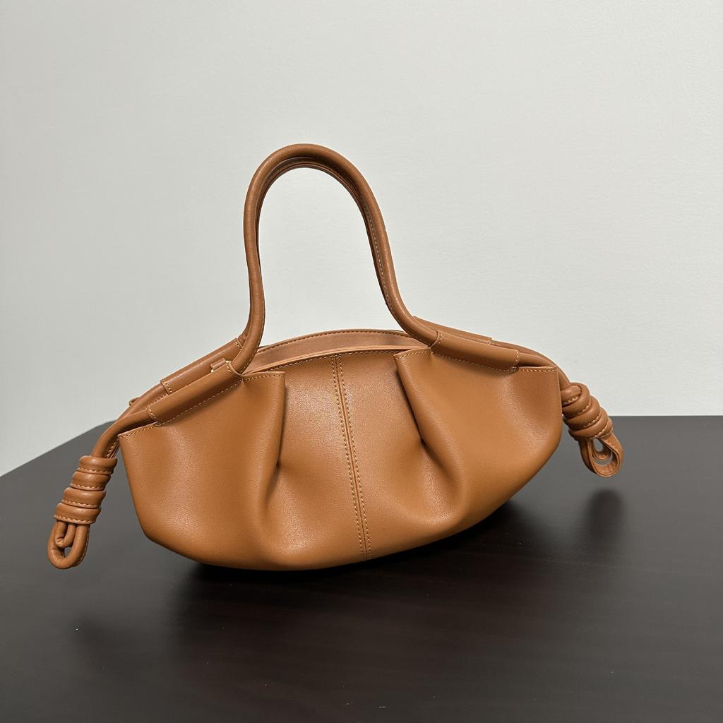 2025 New Internet celebrity catwalk model leather cloud bag dumpling bag drawstring women's bag fashion high sense messenger portable