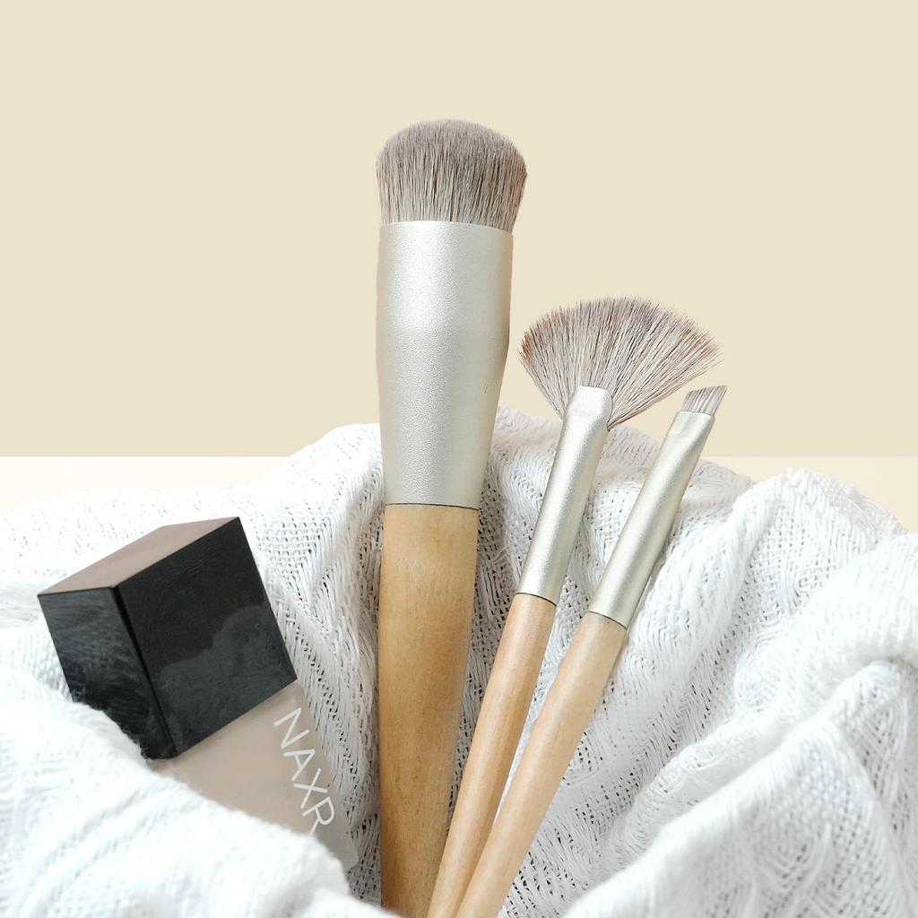 EDTRE Silver Gray Makeup Brush Set of Soft Fiber with PU Leather Multifunctional Everyday Makeup Brush Portable and Suitable for Sensitive Beginner