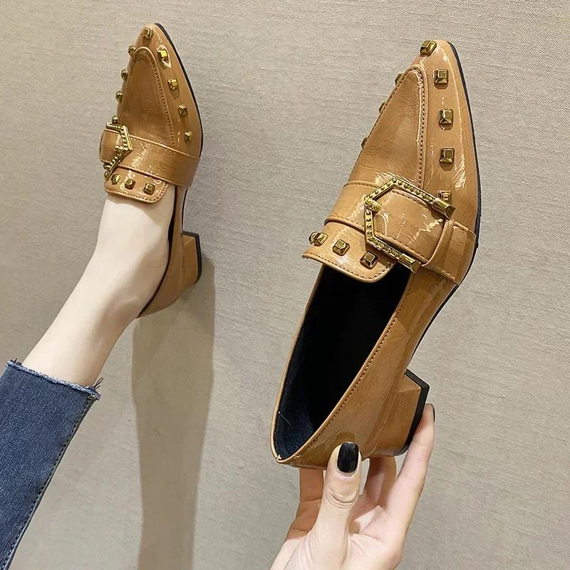 2025Donna Primavera Nuovi Borchie Donna Punta Appuntita Tacchi Spessi Moda Stile Britannico Mocassino Donna Scarpe Slip-on Zapatillas Mujer
