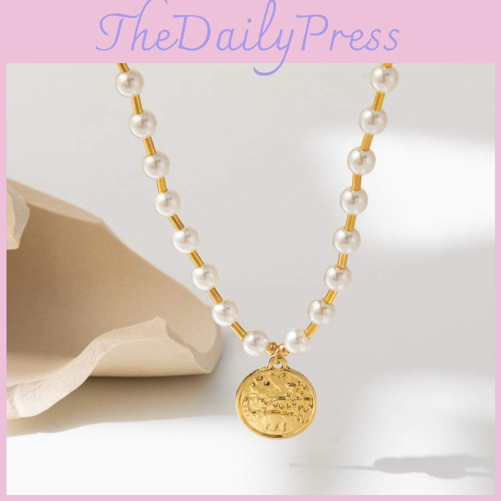 Elegant And Modern Geometric Alloy Pendant Necklace For Women With Gold Finish Electroplated