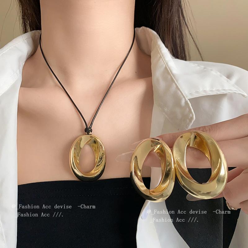 European and American round strap necklace niche simple design sense collarbone chain commuter personality new item decoration