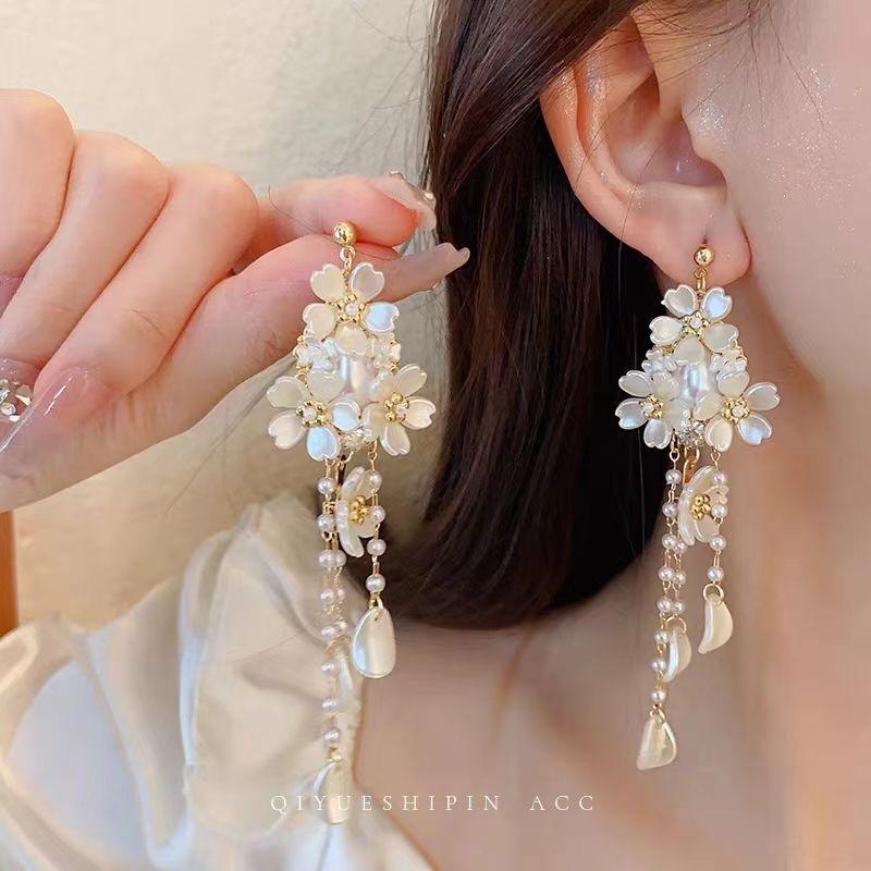 French Vintage Shell Pearl Petal Fringed Earrings Female Accessible Luxury Fancy Long High Profile Ear Studs Earrings