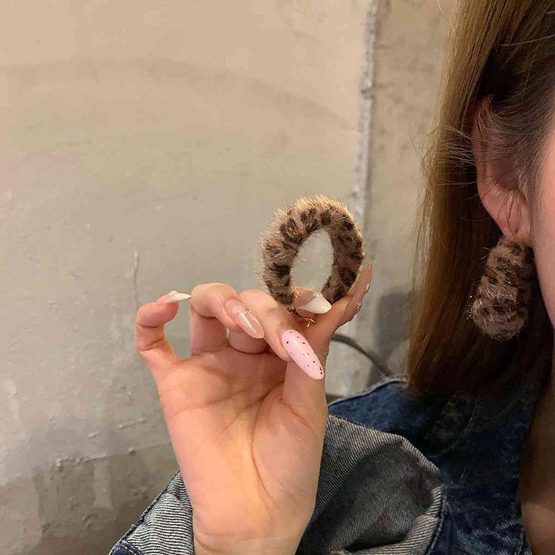 2025 Trendy Large Earrings: Simple, Cool, Versatile - Perfect for Round Faces