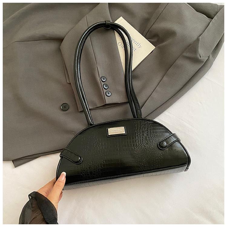 This year, Korean niche crocodile pattern underarm Boston bag temperament, foreign style, personalized commuting shoulder women's bag is popular.