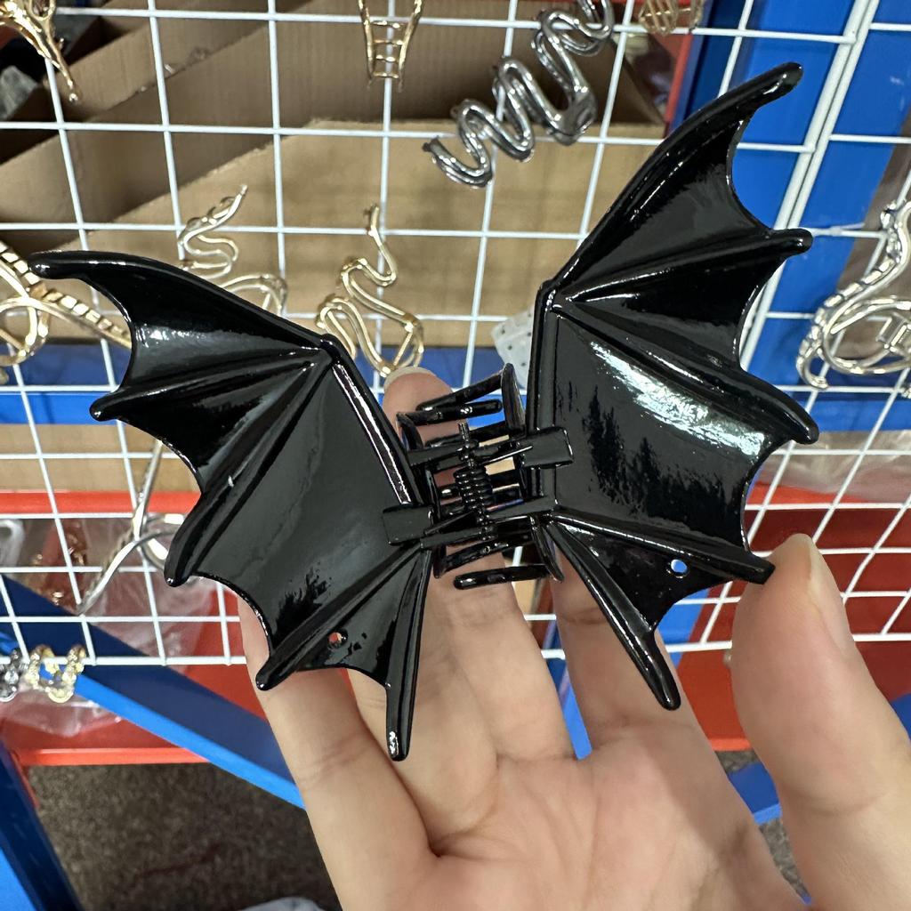 Luxury Metal Claw Hair Clip: Retro Shark Style for Halloween & Party Hairstyles