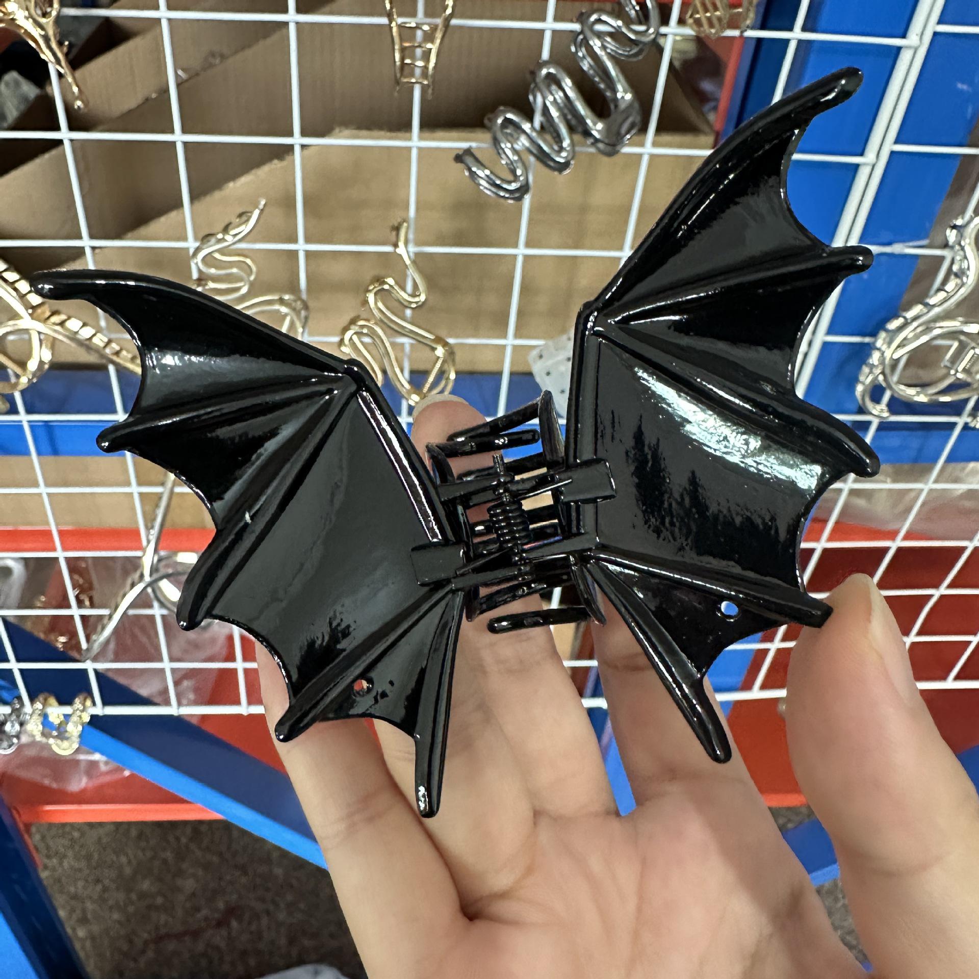 

Luxury Metal Claw Hair Clip: Retro Shark Style for Halloween & Party Hairstyles