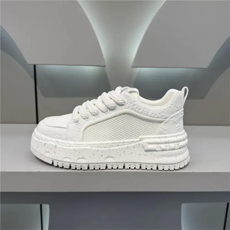 Scarpe sportive casual estive nuove alla moda in rete con suola spessa comode casual