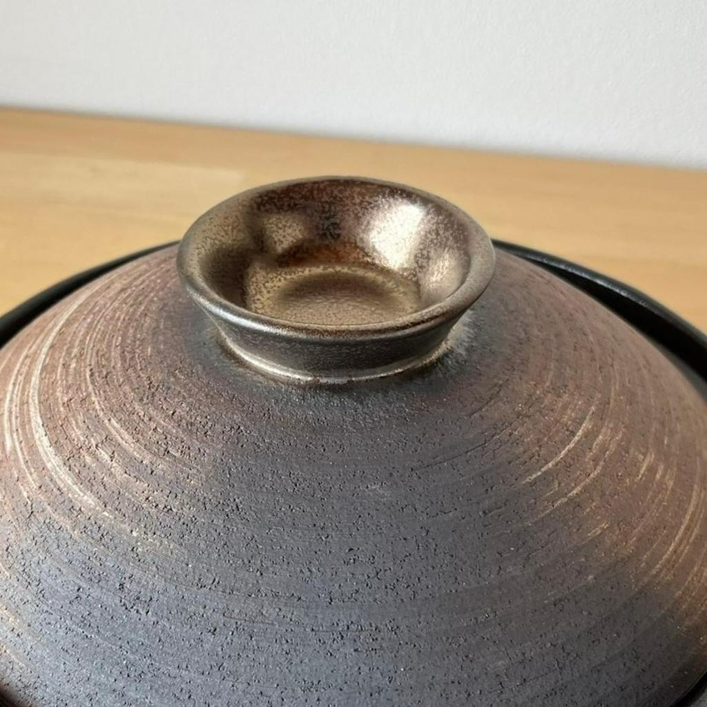 Japanese Tosai Gold-painted No. 6 Handmade Earthenware Pot