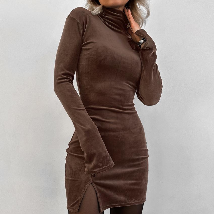 Elegancka Srebrna Welurowa Dopasowana Sukienka z Wysokim Dekoltem - Moda Jesień 2024