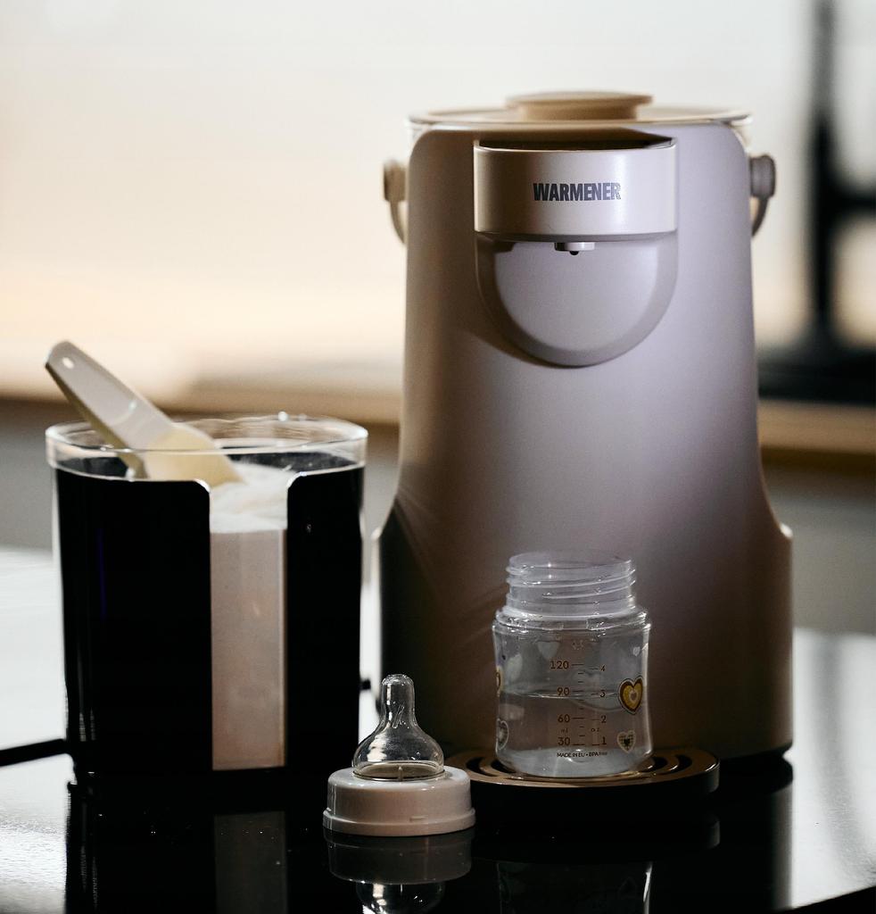 Machine for preparing formula milk for babies